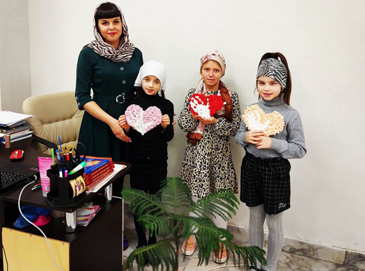 Воспитанники воскресной школы города Клинцы поздравили мам с праздником