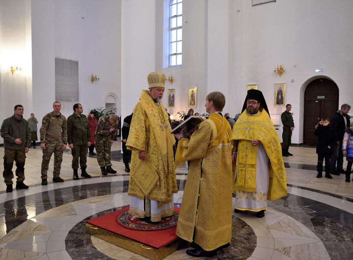 В воскресный день епископ Владимир совершил Божественную литургию в кафедральном Богоявленском соборе г. Клинцы