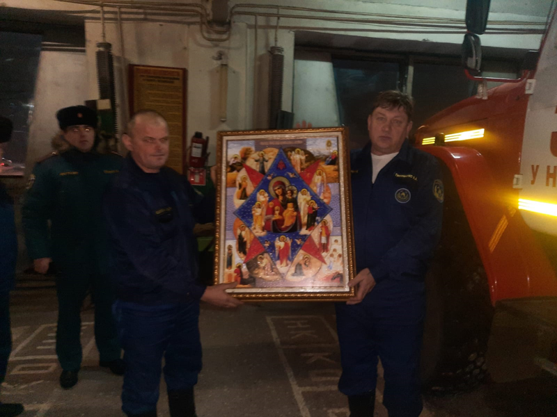 В день профессионального праздника унечским спасателям и пожарным передана в дар икона Божией Матери «Неопалимая Купина»