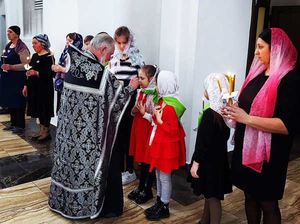 Ребята из воскресной школы Богоявленского кафедрального собора вместе с родителями приняли участие в таинстве елеосвящения