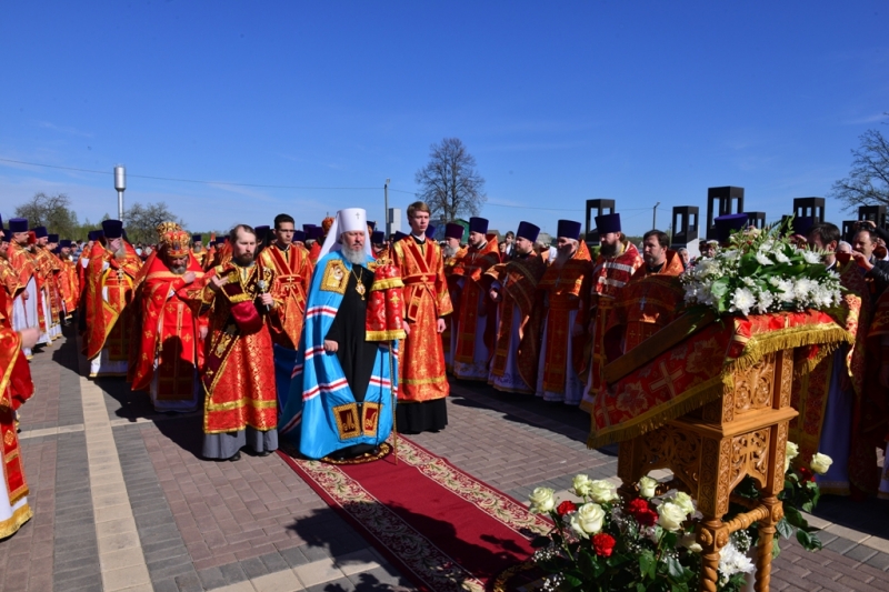 Митрополит Александр с духовенством молитвенно почтили память расстрелянных жителей деревни Хацунь