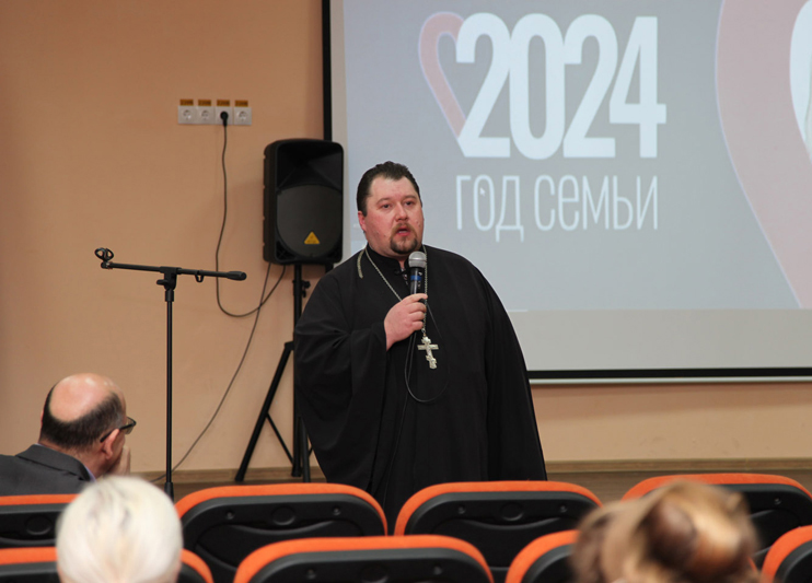 Священник принял участие в ежегодном общешкольном родительском собрании Средней общеобразовательной школы №3 города Новозыбкова