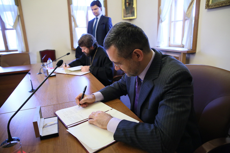 Состоялось подписание Соглашения о сотрудничестве между Общецерковной аспирантурой и Синодальным информационным отделом