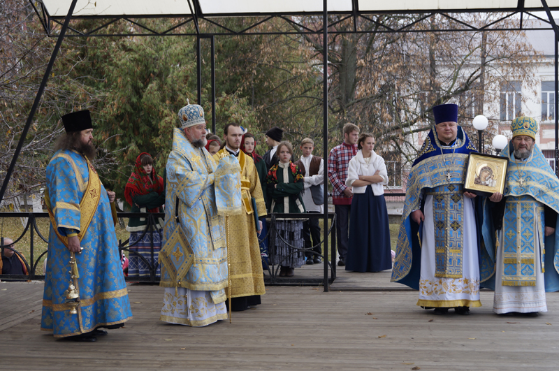 Архиерейское богослужение в день праздника Казанской иконы Божией Матери в кафедральном Соборе города Клинцы.