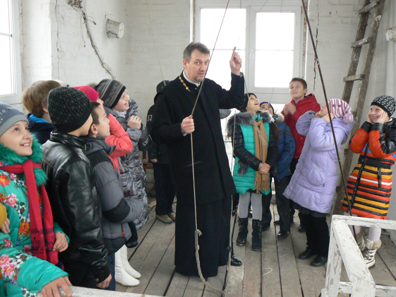 Учащимся Клинцовских школ рассказали об устройстве храма