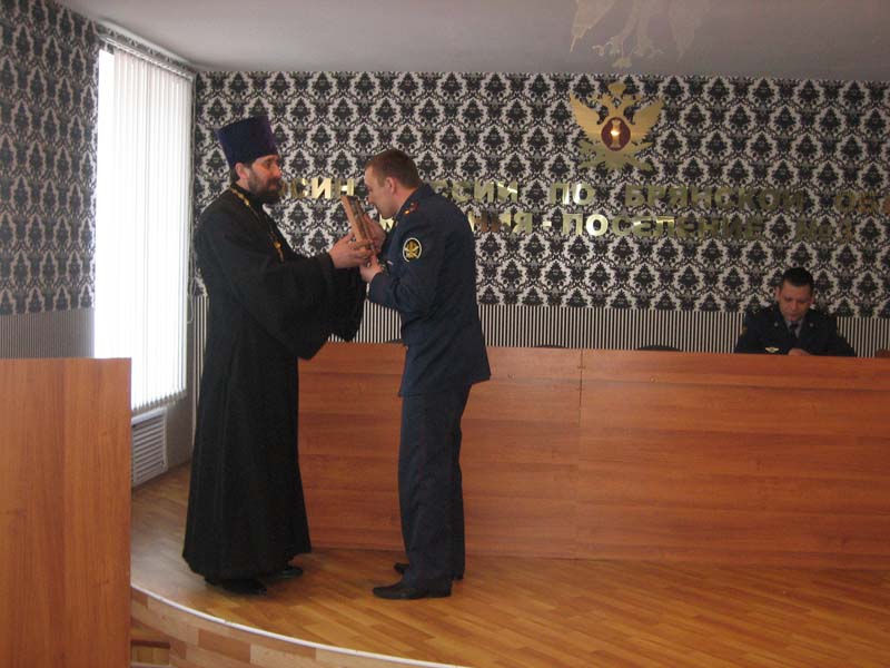 В Сураже священник поздравил работников уголовно-исполнительной  системы