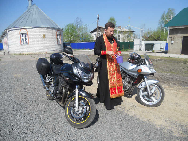 Унечское благочиние. Представители движения "Русские мотоциклисты" освятили свои транспортные средства и испросили благословения на мотопробег