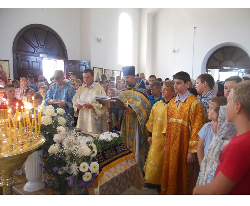 В праздник Успения Пресвятой Богородицы в Свято-Никольском храме г. Унечи учащие и учащиеся получили благословение на новый учебный год