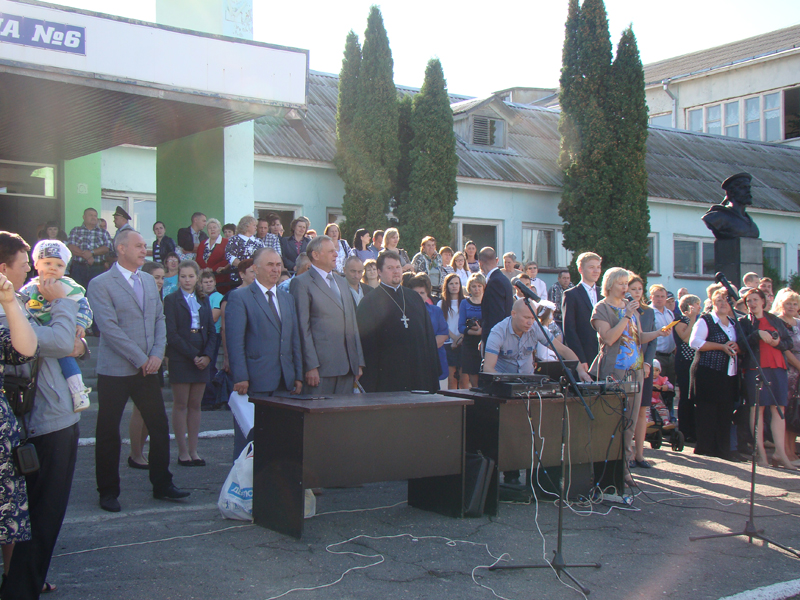 Священнослужители Новозыбковского благочиния приняли участие в празднике Дня знаний в школах города Новозыбкова