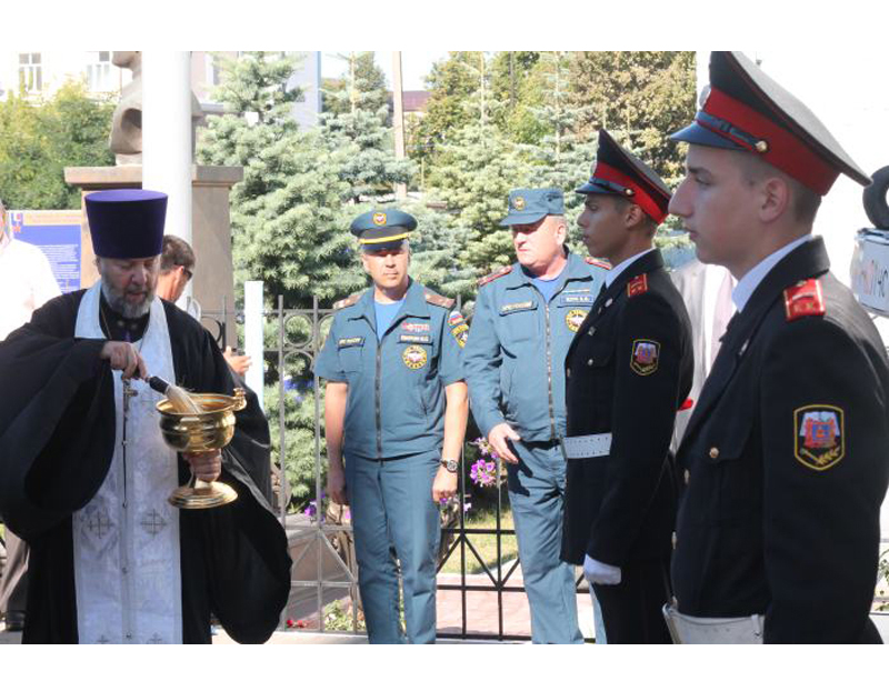 Клинцовское благочиние. Священник освятил памятник пожарному автомобилю