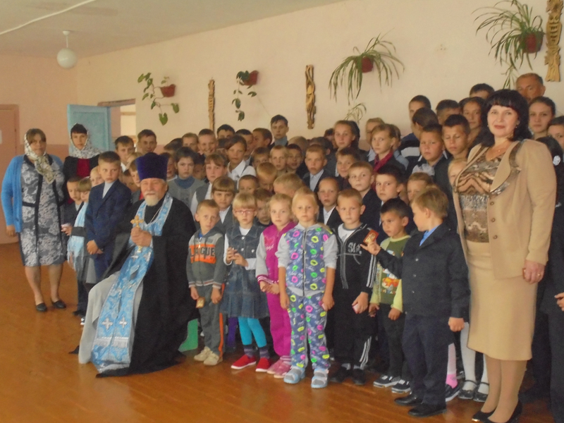 Первый день занятий ученики и учителя Новоромановской СОШ начали с совместной молитвы