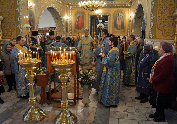 Всенощное бдение накануне празднования Казанской иконы Божией Матери возглавил правящий архиерей