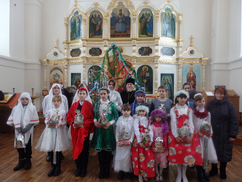 Воспитанники воскресной школы Успенского собора г. Мглина праздничным выступлением поздравили прихожан с Рождеством Христовым