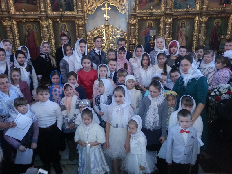 Учащиеся воскресной школы Клинцовского Петропавловского кафедрального собора поздравили прихожан с Рождеством Христовым