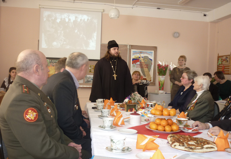 Клинцовское благочиние. Священник поздравил ветеранов с наступающим Днем защитника Отечества