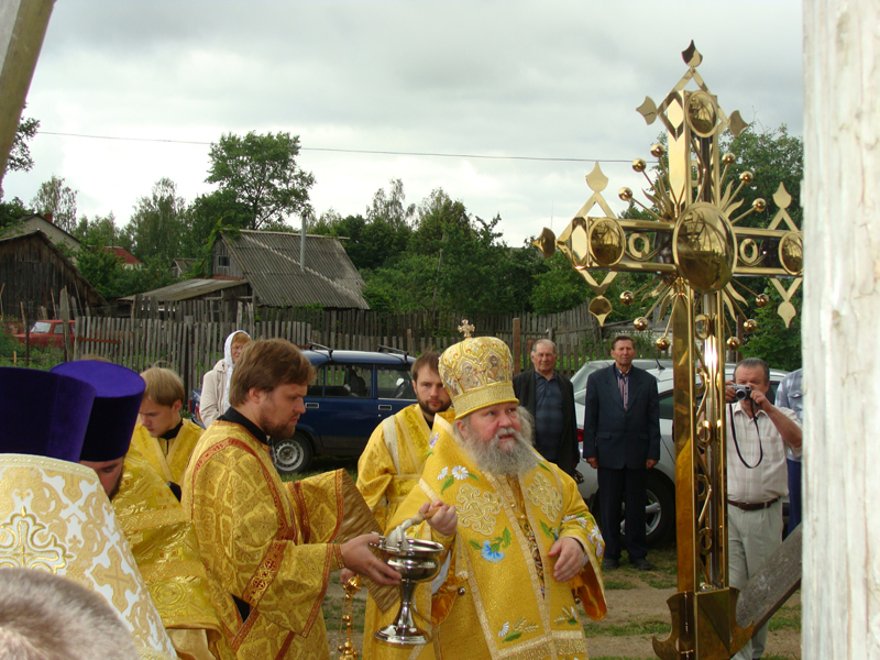 Освящение креста в Лутне.
