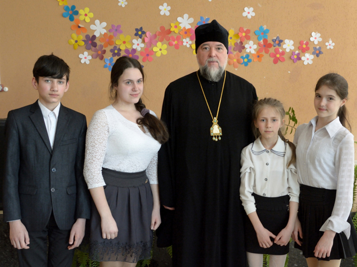 Учащиеся школ города встретились с главой Клинцовской епархии