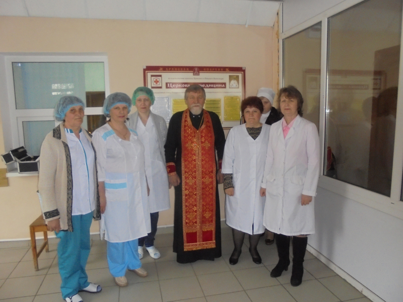 Молебен в Мглинской ЦРБ завершился поздравлением женщин-медиков с днем святых Жен-мироносиц