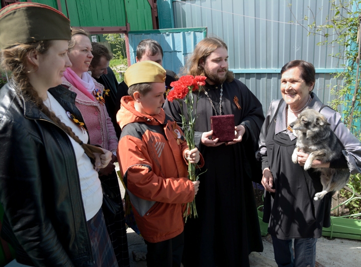 Клинцовское благочиние. Православная молодежь поздравляет ветеранов