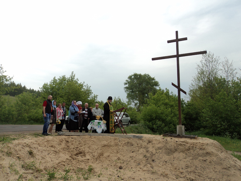 День Святого Духа ознаменовался для жителей п. Иванов освящением новосооруженного поклонного креста