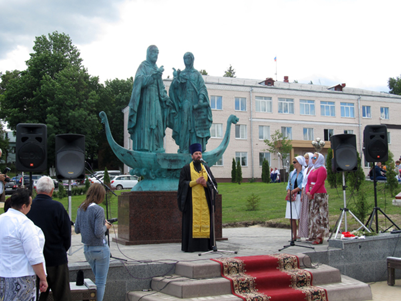В День семьи, любви и верности в г. Сураже открыт памятник святым благоверным Петру и Февронии Муромским