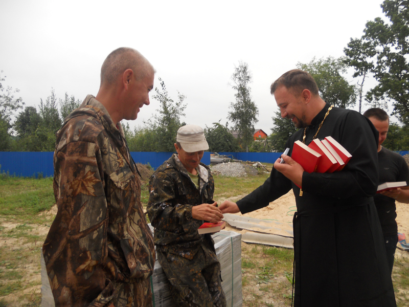 Поздравление с профессиональным праздником строительной бригады, трудящейся на территории храма Святителя Николая г. Унечи