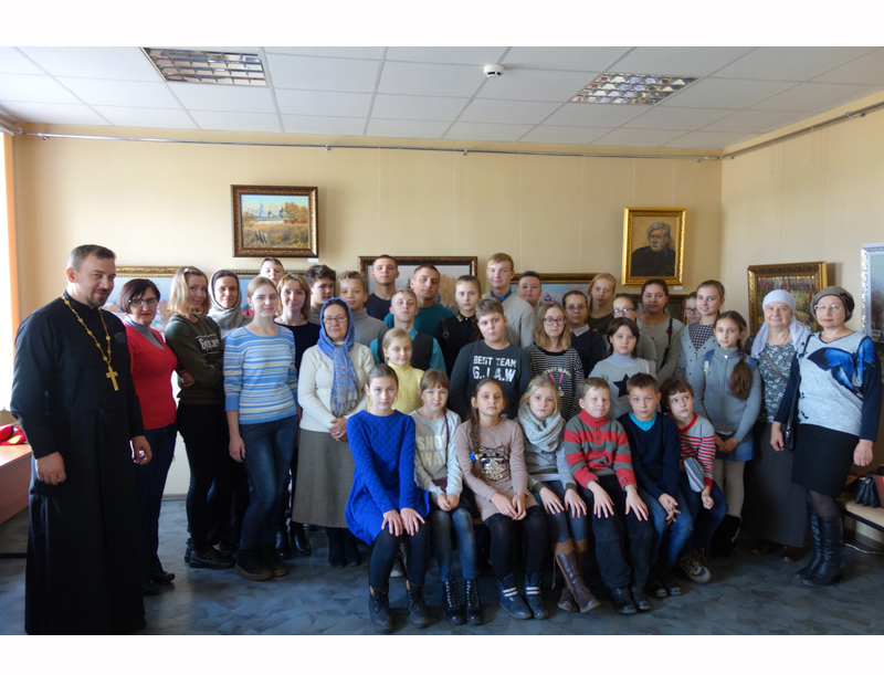 Воскресная школа храма Святителя Николая посетила выставку "Брянщина православная" в Унечской картинной галерее