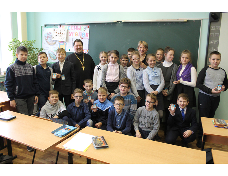 Детям - об Ангелах. Священник провел душеполезную беседу с учениками Новозыбковской гимназии