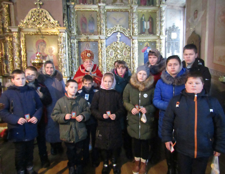 Учащиеся Новоромановской СОШ помолились на богослужении в день памяти святой великомученицы Екатерины
