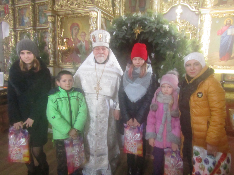 Многодетные семьи прихода храма Успения Пресвятой Богородицы г. Мглина принимали поздравления с Рождеством Христовым