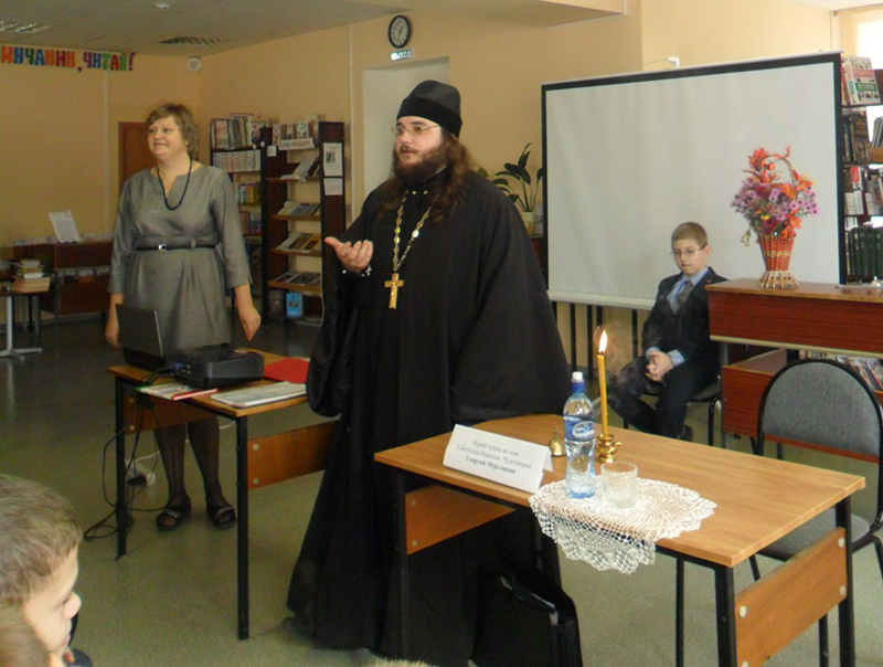 Клинцовское благочиние. Священник рассказал школьникам о празднике Покрова Божией Матери.