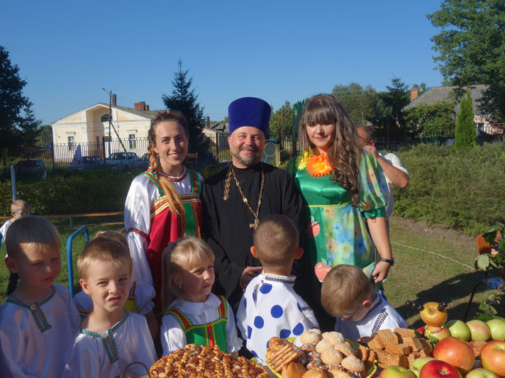 Праздник "Яблочный Спас" в детском саду "Солнышко плюс" г. Унечи