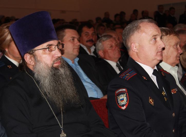 В Стародубском благочинии священник поздравил полицейских с праздником