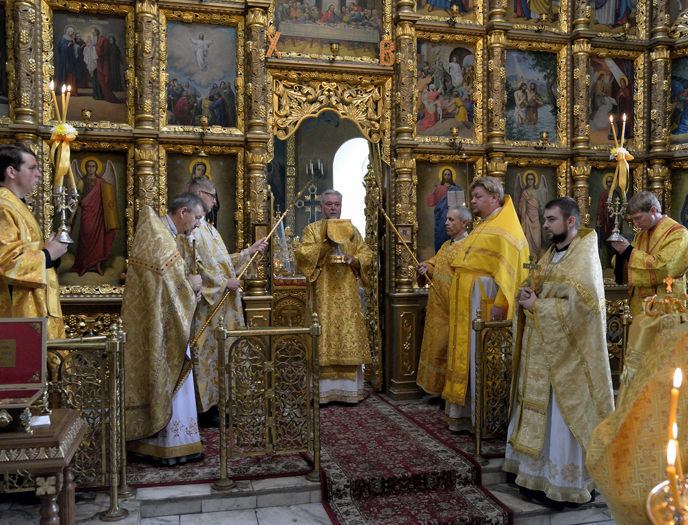 Архиерейское богослужение в День всех святых в земле Российской просиявших