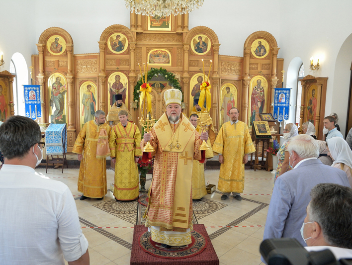 Архиерейское богослужение. Покровский храм в селе Белогорщь отметил пятую годовщину со дня своего освящения