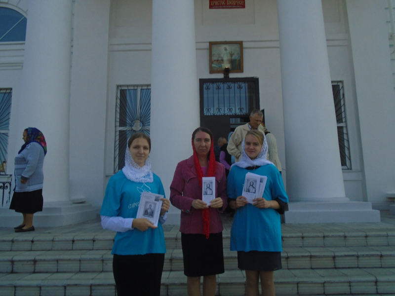 В День трезвости на улицах города Мглина православная молодежь распространила просветительские буклеты