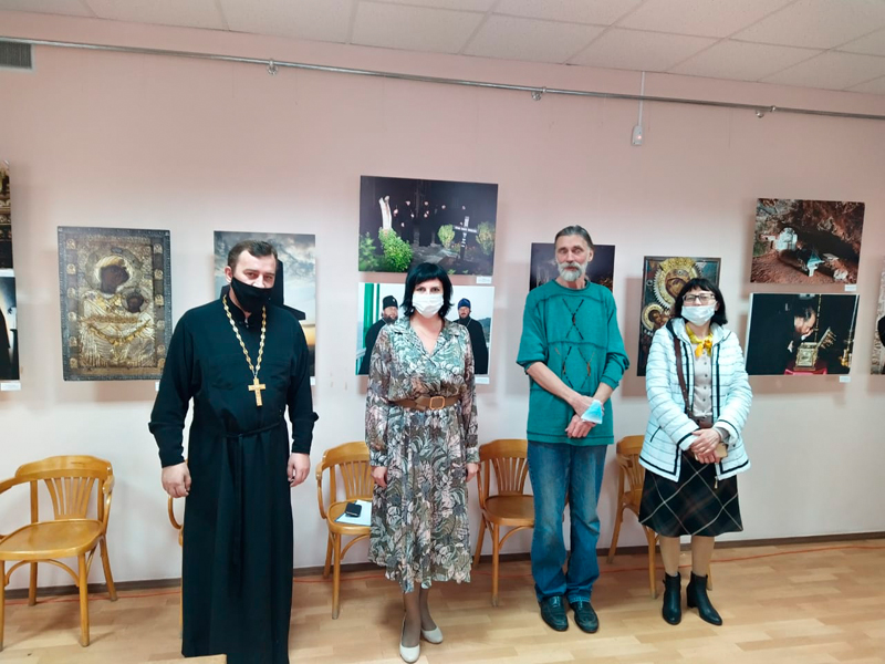 Открытие выставки "Наш Афон" известного греческого фотохудожника Костаса Асимиса в Унечской картинной галерее