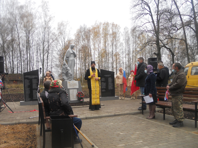 Торжественное открытие и освящение отреставрированного памятника воинам-освободителям в селе Луговец