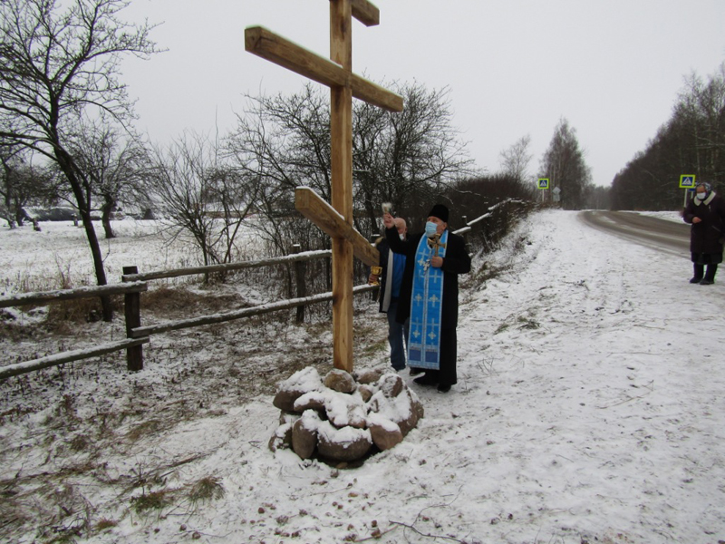 В селе Семки освящен новосооруженный поклонный крест