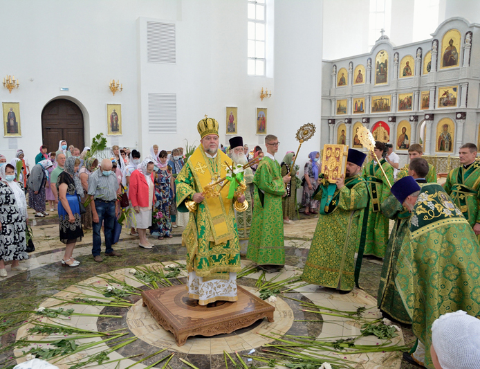 День Святой Троицы отметили за архиерейским богослужением в Богоявленском кафедральном соборе г. Клинцы
