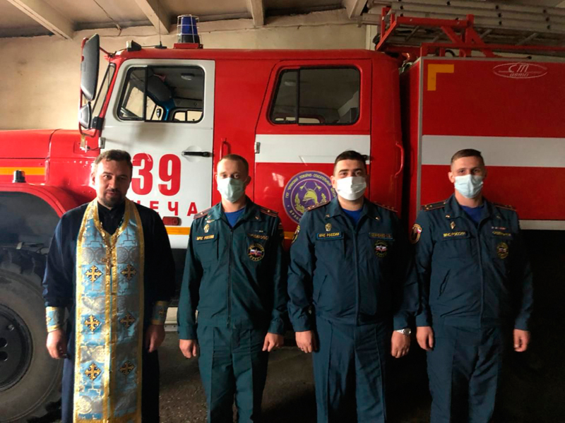 Пожарные и спасатели ПСЧ № 39 г. Унечи помолились своей Небесной покровительнице на молебне в честь иконы «Неопалимая Купина»