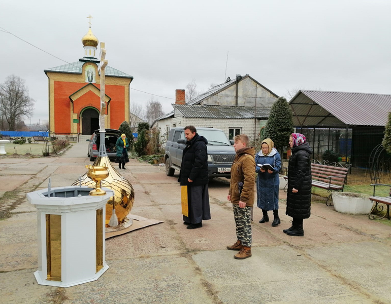 Новосооруженные крест и купол освящены и водружены на храме Святителя Николая г. Унечи