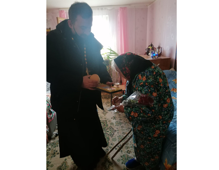 В преддверии Рождества Христова старейшую труженицу храма Святителя Николая г. Унечи посетил благочинный