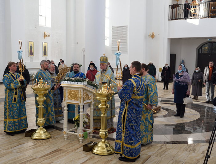 Праздник Сретения Господня встретили на приходе Богоявленского собора архиерейским богослужением