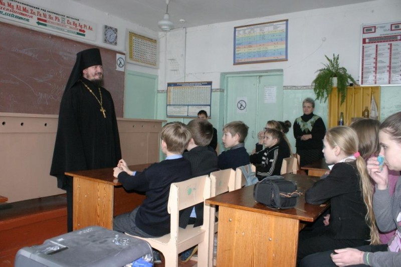 Новозыбковское благочиние. Священник на уроке в школе