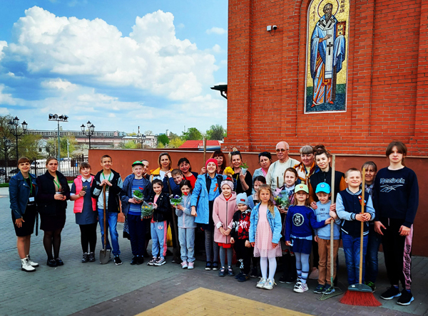 Клинцовское благочиние. Ребята из воскресной школы и волонтеры облагородили территорию кафедрального Богоявленского собора