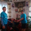 Мглинское благочиние. Представители православной молодежной группы "Свет веры" поздравили с Пасхой пожилых односельчан